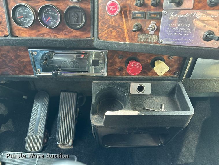 image for item FG0628 2000 Kenworth W900L semi truck