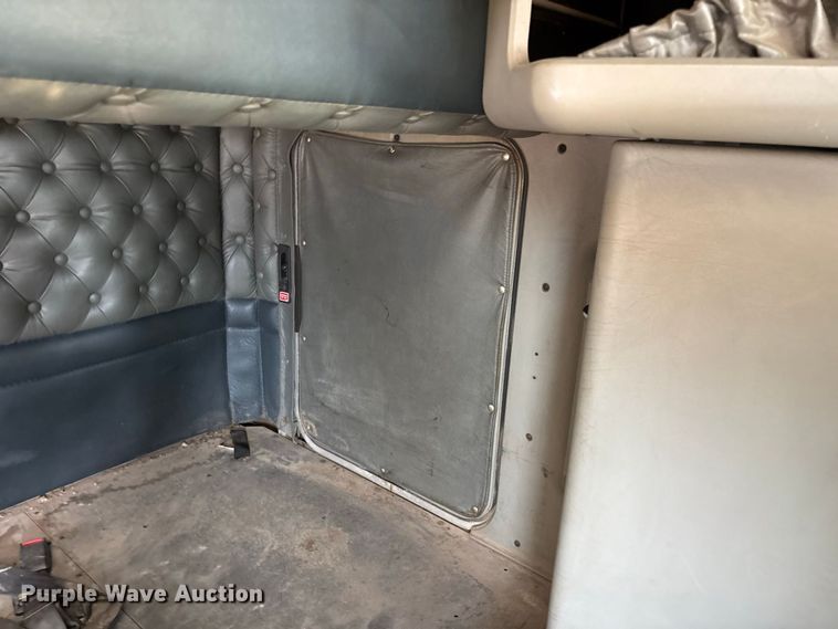image for item FG0628 2000 Kenworth W900L semi truck