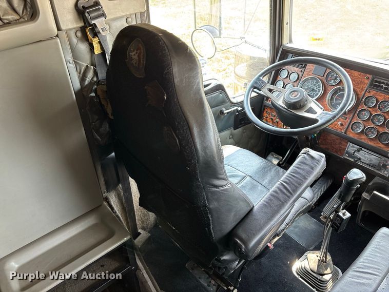 image for item FG0628 2000 Kenworth W900L semi truck