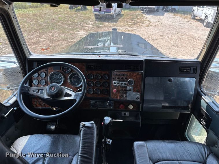 image for item FG0628 2000 Kenworth W900L semi truck