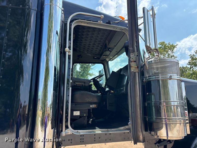 image for item FG0628 2000 Kenworth W900L semi truck