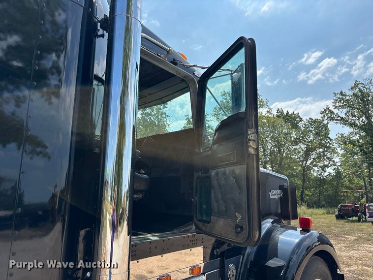 image for item FG0628 2000 Kenworth W900L semi truck