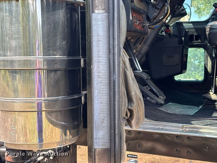 image for item FG0628 2000 Kenworth W900L semi truck