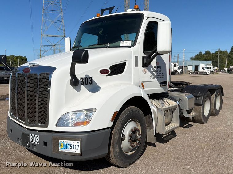 image for item FG3010 2022 Peterbilt 579 semi truck