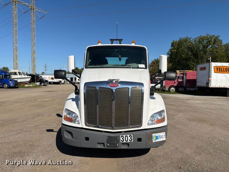 image for item FG3010 2022 Peterbilt 579 semi truck