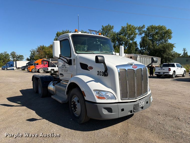 image for item FG3010 2022 Peterbilt 579 semi truck