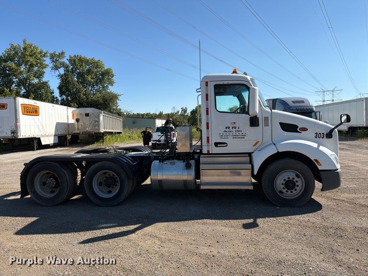 image for item FG3010 2022 Peterbilt 579 semi truck