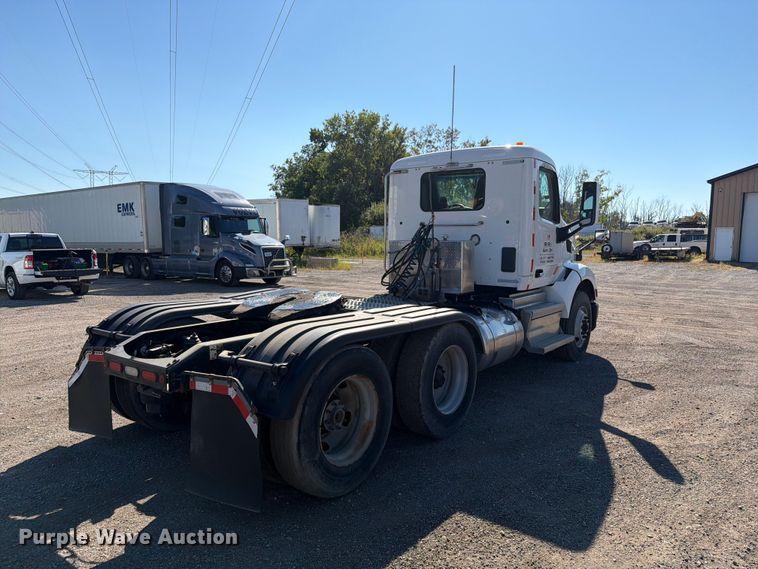 image for item FG3010 2022 Peterbilt 579 semi truck