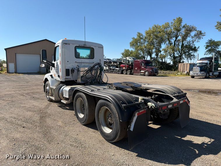 image for item FG3010 2022 Peterbilt 579 semi truck