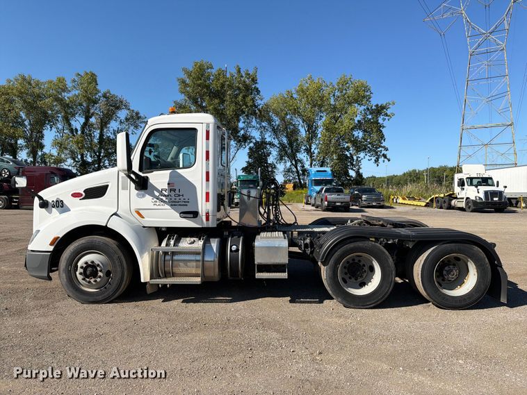 image for item FG3010 2022 Peterbilt 579 semi truck