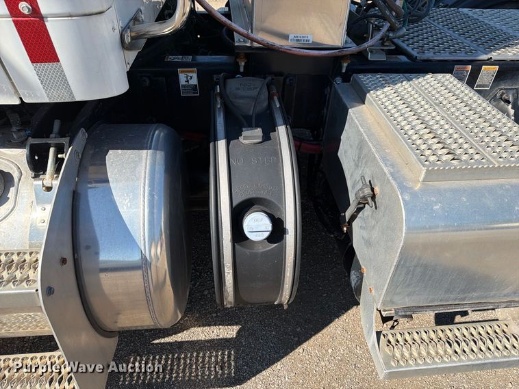 image for item FG3010 2022 Peterbilt 579 semi truck