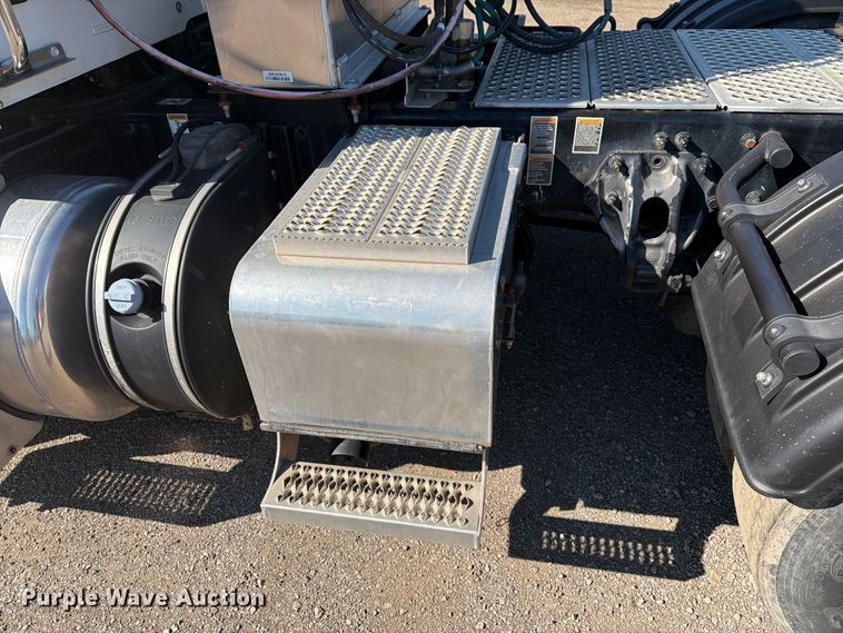 image for item FG3010 2022 Peterbilt 579 semi truck