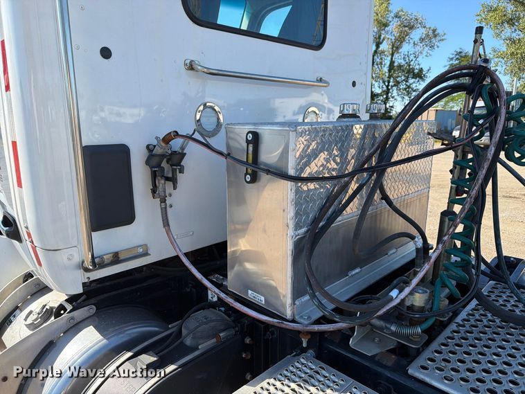 image for item FG3010 2022 Peterbilt 579 semi truck