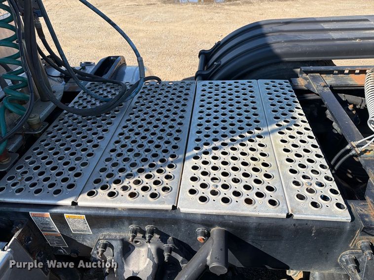 image for item FG3010 2022 Peterbilt 579 semi truck