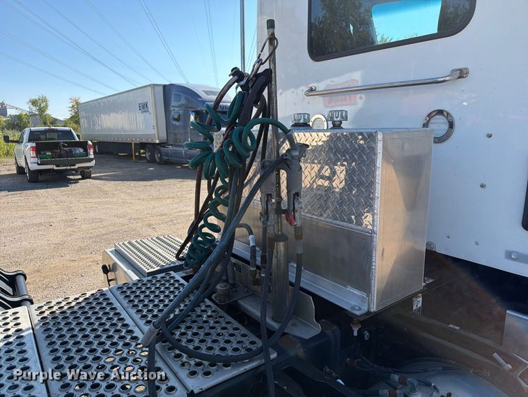 image for item FG3010 2022 Peterbilt 579 semi truck