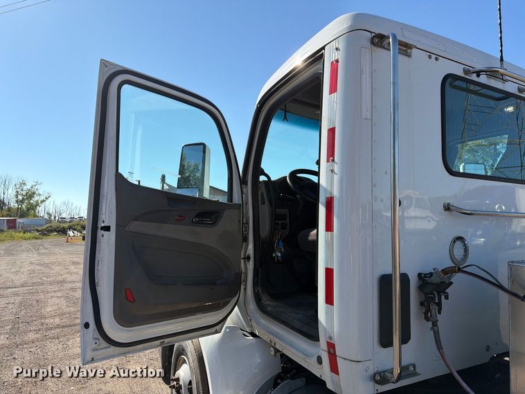 image for item FG3010 2022 Peterbilt 579 semi truck