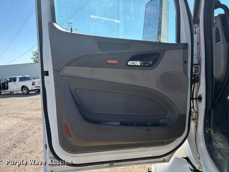 image for item FG3010 2022 Peterbilt 579 semi truck