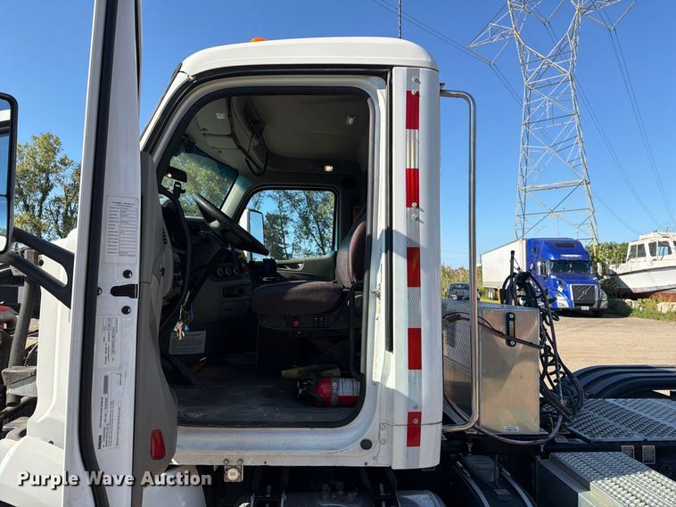 image for item FG3010 2022 Peterbilt 579 semi truck