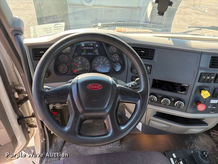 image for item FG3010 2022 Peterbilt 579 semi truck
