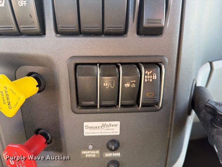 image for item FG3010 2022 Peterbilt 579 semi truck