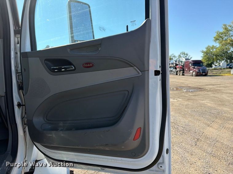 image for item FG3010 2022 Peterbilt 579 semi truck