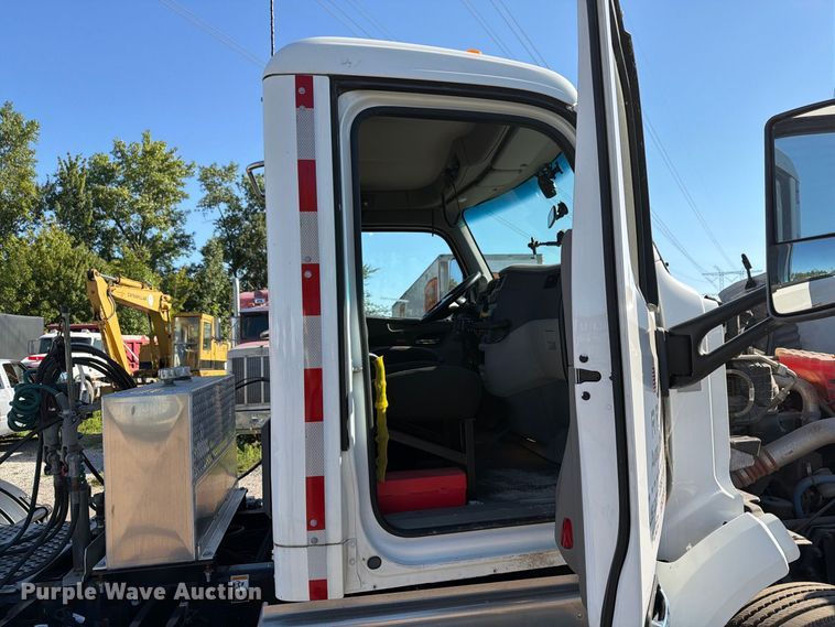 image for item FG3010 2022 Peterbilt 579 semi truck