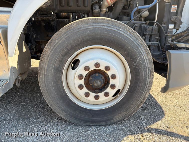 image for item FG3010 2022 Peterbilt 579 semi truck
