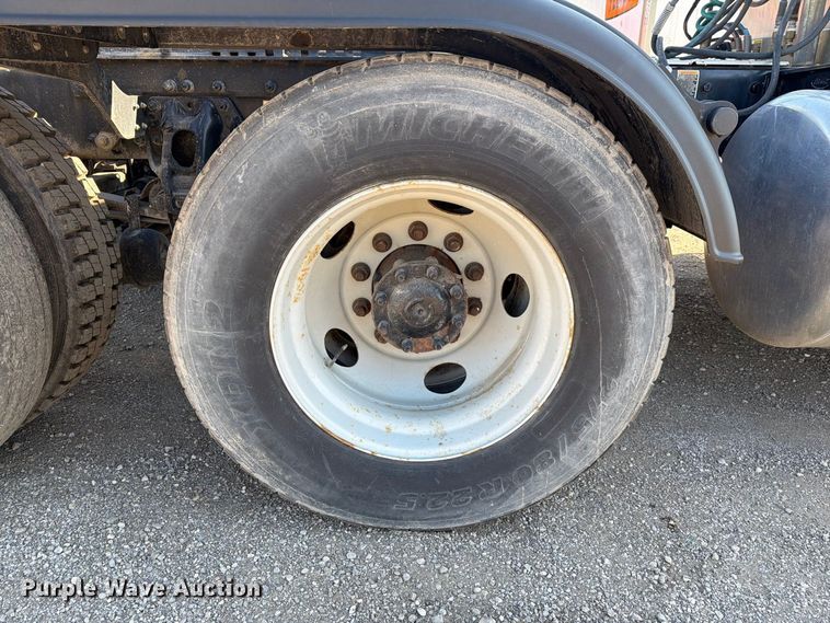 image for item FG3010 2022 Peterbilt 579 semi truck