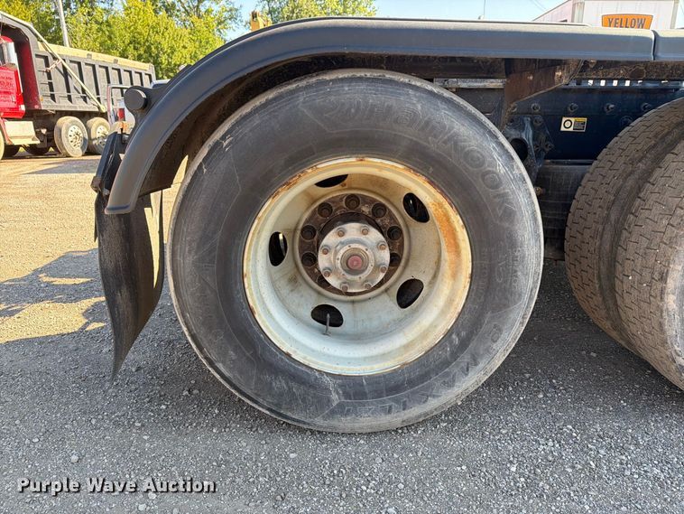 image for item FG3010 2022 Peterbilt 579 semi truck