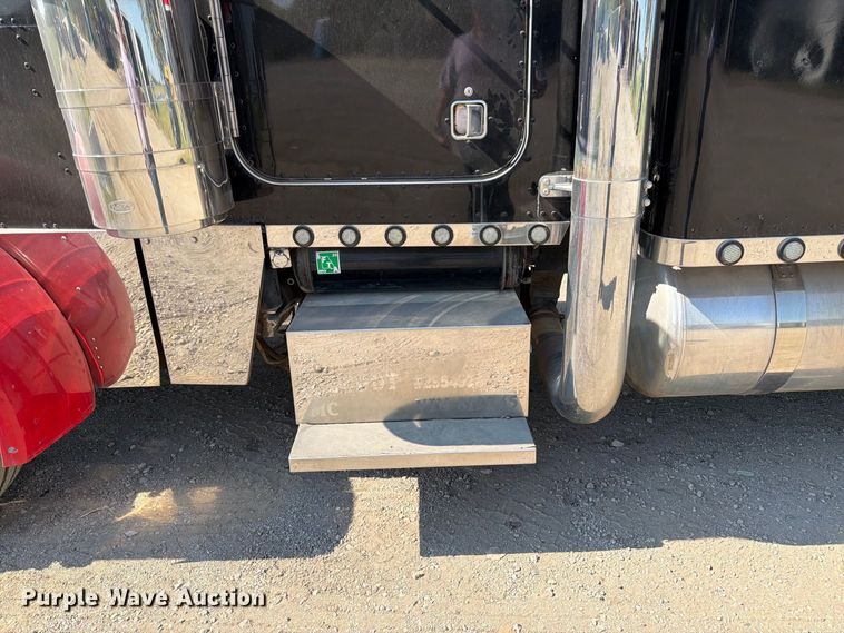 image for item FK3401 2004 Peterbilt 379 semi truck