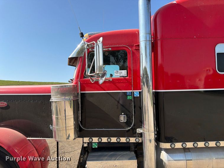 image for item FK3401 2004 Peterbilt 379 semi truck