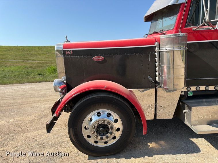 image for item FK3401 2004 Peterbilt 379 semi truck