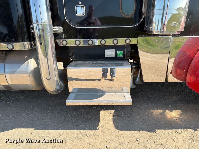image for item FK3401 2004 Peterbilt 379 semi truck