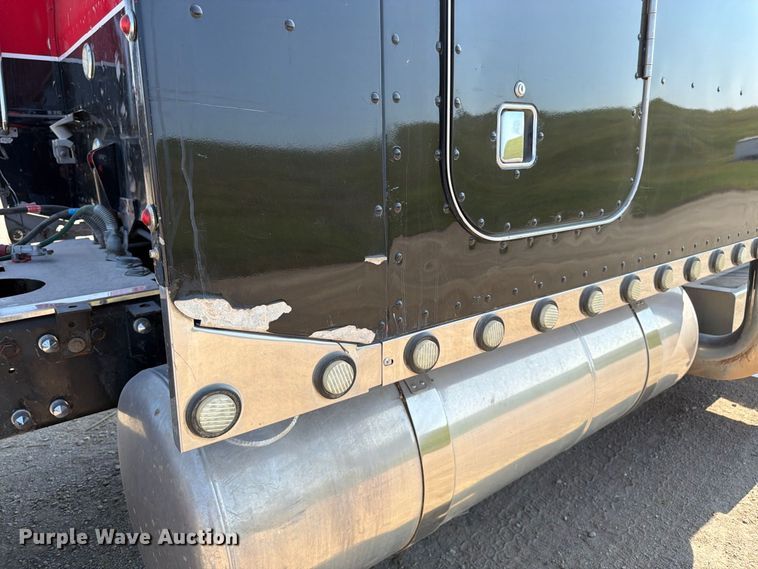 image for item FK3401 2004 Peterbilt 379 semi truck