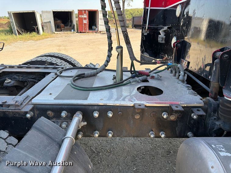 image for item FK3401 2004 Peterbilt 379 semi truck