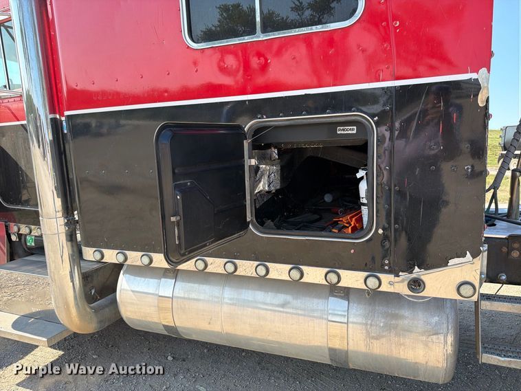 image for item FK3401 2004 Peterbilt 379 semi truck
