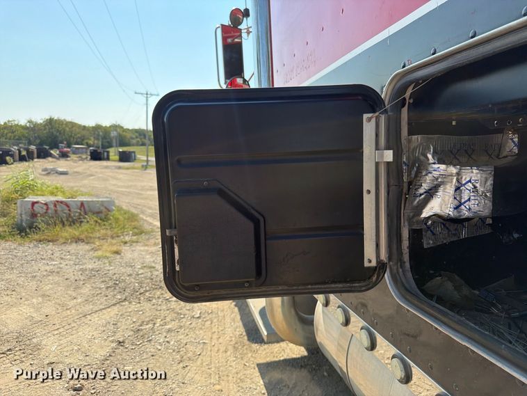 image for item FK3401 2004 Peterbilt 379 semi truck