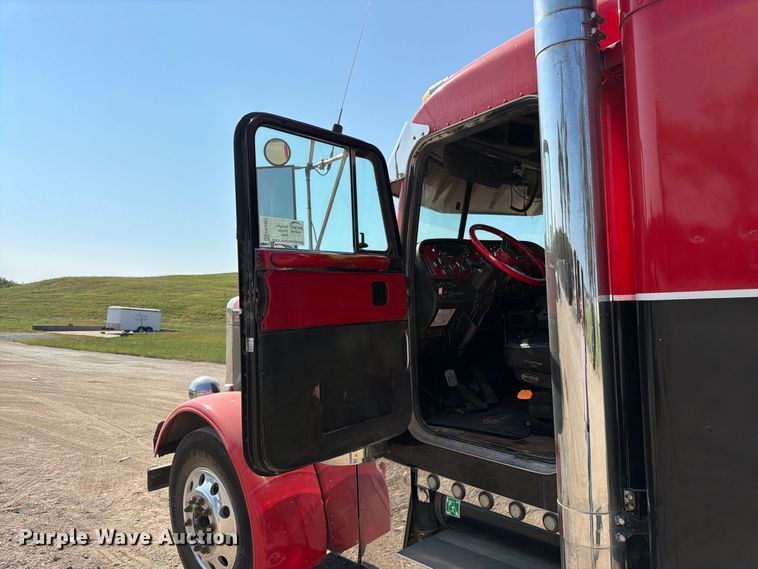 image for item FK3401 2004 Peterbilt 379 semi truck