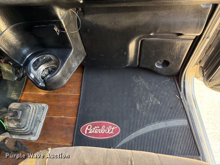 image for item FK3401 2004 Peterbilt 379 semi truck