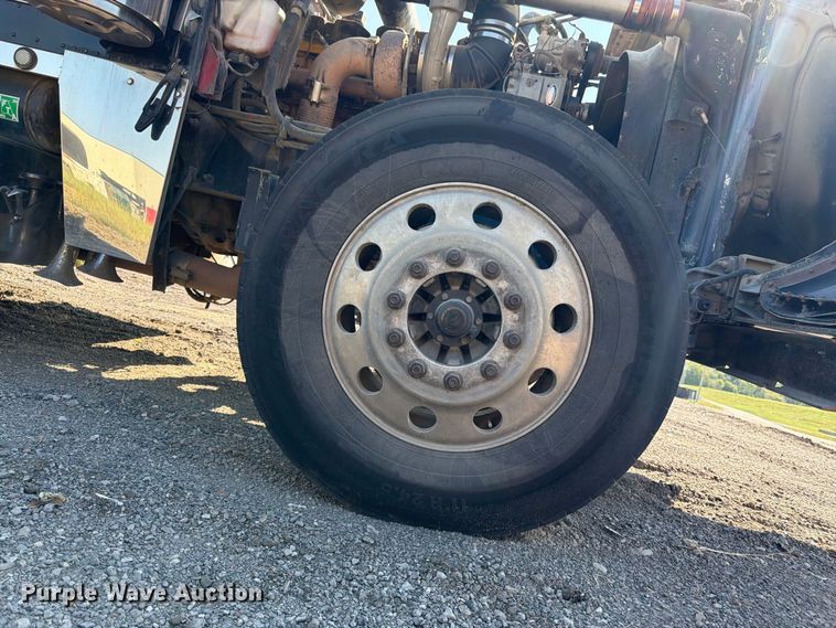 image for item FK3401 2004 Peterbilt 379 semi truck
