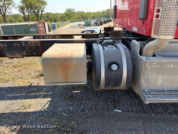 image for item FK3403 2015 Peterbilt 567 truck cab and chassis
