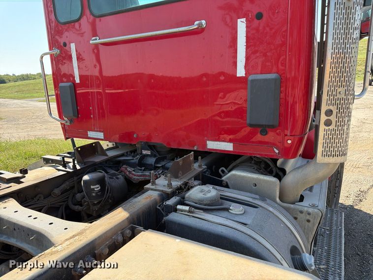 image for item FK3403 2015 Peterbilt 567 truck cab and chassis