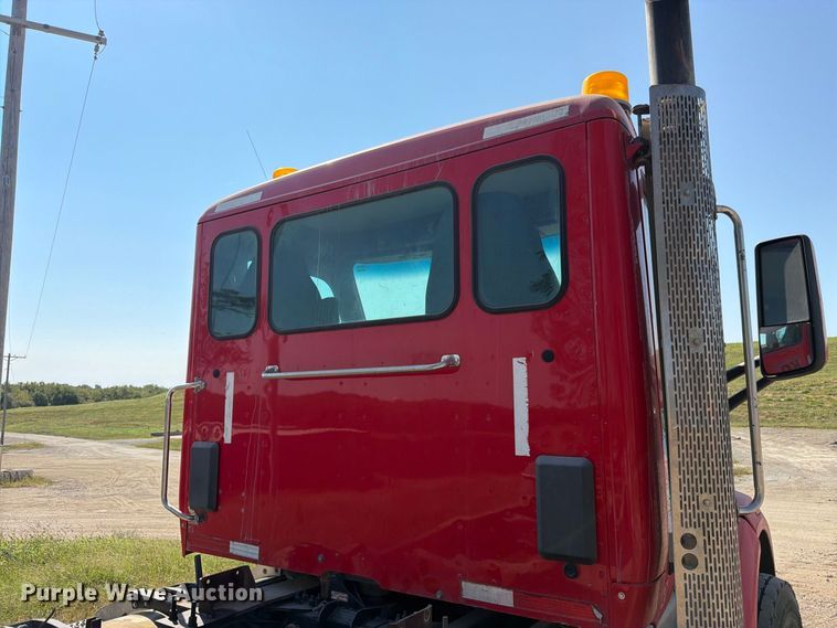 image for item FK3403 2015 Peterbilt 567 truck cab and chassis