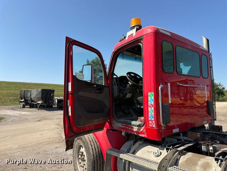 image for item FK3403 2015 Peterbilt 567 truck cab and chassis