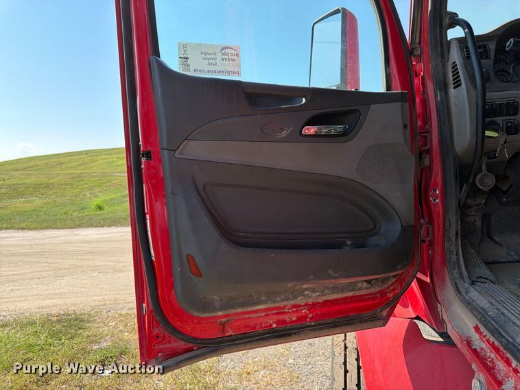 image for item FK3403 2015 Peterbilt 567 truck cab and chassis