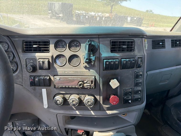 image for item FK3403 2015 Peterbilt 567 truck cab and chassis