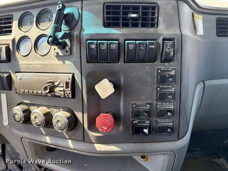 image for item FK3403 2015 Peterbilt 567 truck cab and chassis