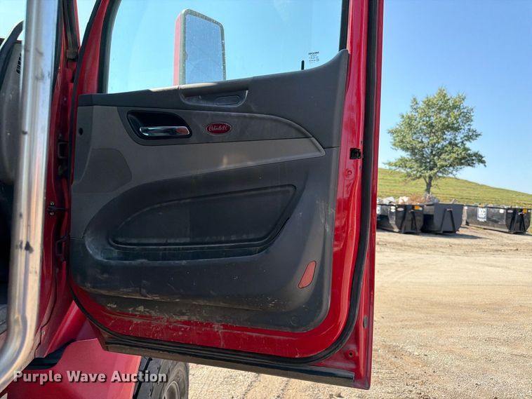 image for item FK3403 2015 Peterbilt 567 truck cab and chassis