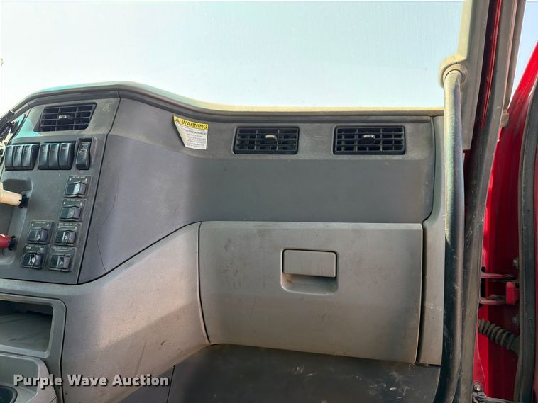 image for item FK3403 2015 Peterbilt 567 truck cab and chassis