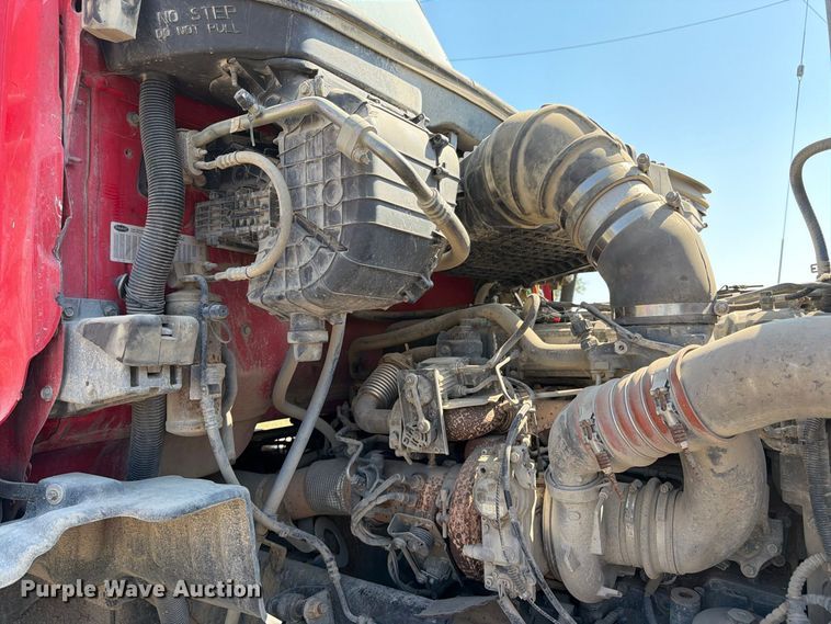 image for item FK3403 2015 Peterbilt 567 truck cab and chassis